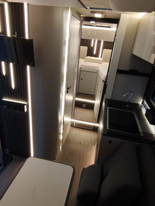 Interior de autocaravana limpio
