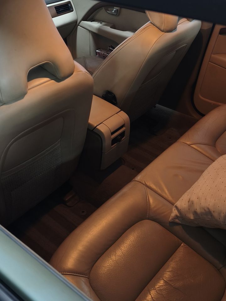 Plazas traseras de cuero de Volvo limpias