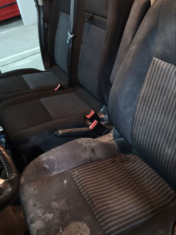Asiento de furgoneta manchado, antes de la limpieza